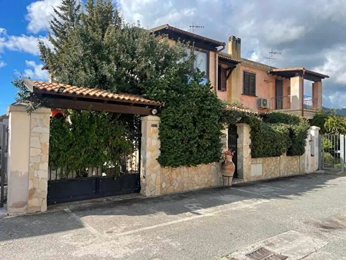 Casa quadrilocale in vendita in Via Giovanni Pascoli, Villasimius