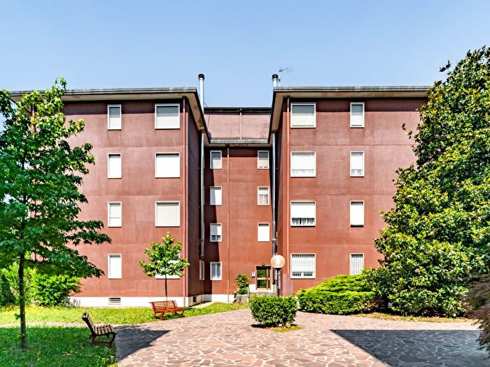 Appartamento trilocale in vendita in Via San Martino, Pogliano Milanese