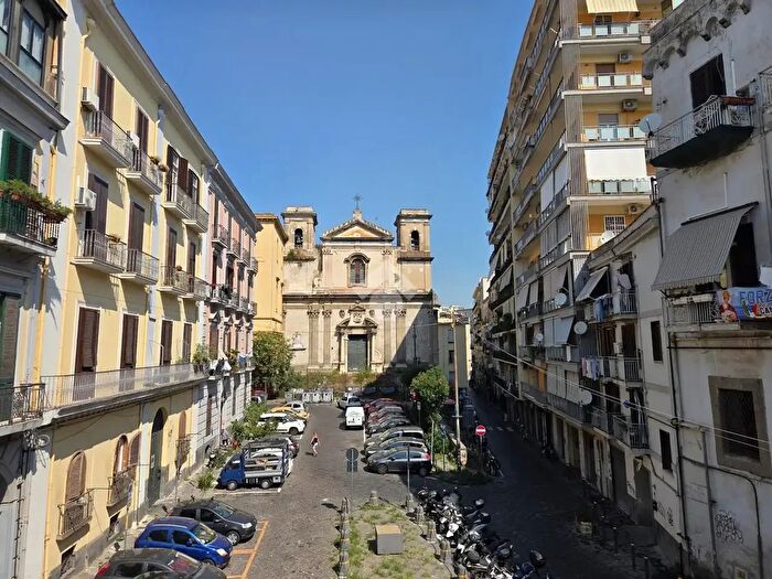 Appartamento trilocale in vendita in Piazza Gesù E Maria, Napoli