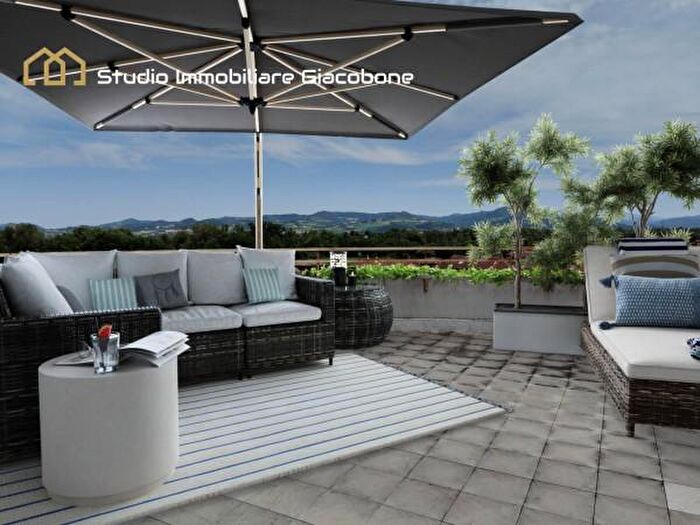 Appartamento con 5 locali in vendita in Strada Santa Maria Bianca, Voghera