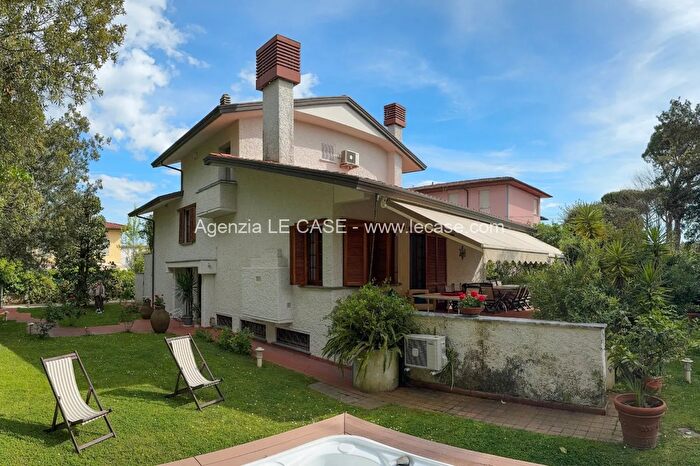 Casa con 7 locali in affitto in Via Vanzetti, Forte Dei Marmi