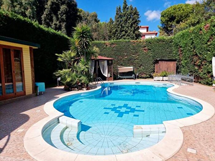 Casa con 6 locali in vendita in Nicolosi