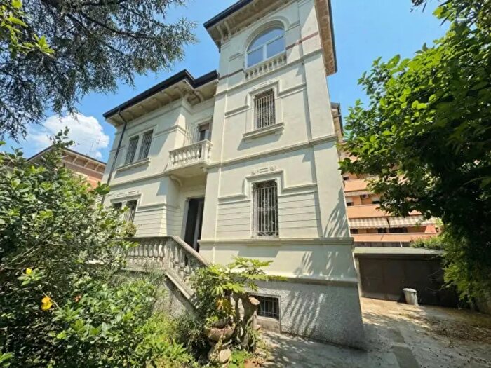 Casa con 6 locali in vendita in Viale Alessandro Manzoni, Verona