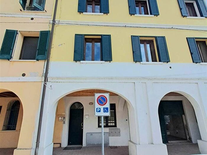 Appartamento con 6 locali in affitto in Centro, Schivenoglia