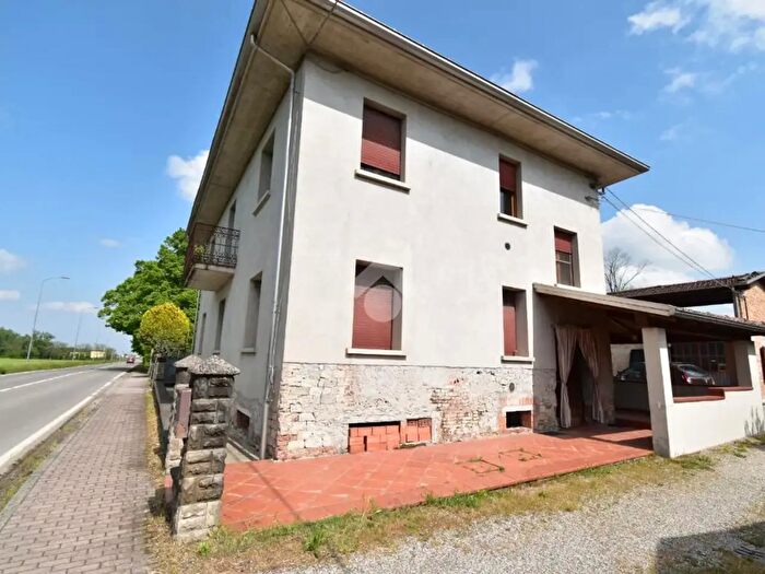 Appartamento trilocale in vendita in Via Calestano, Felino