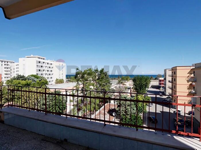 Appartamento quadrilocale in vendita in Via Daunia, Bari