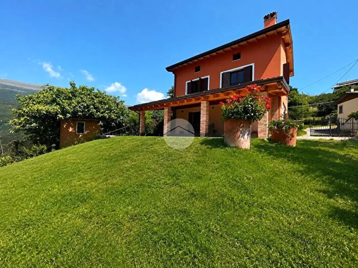 Casa con 10 locali in vendita in Localita ' Spiazzi Masetto, Caprino Veronese