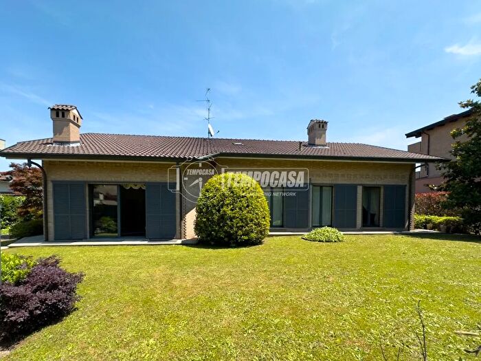 Casa con 6 locali in vendita in Paderno Dugnano