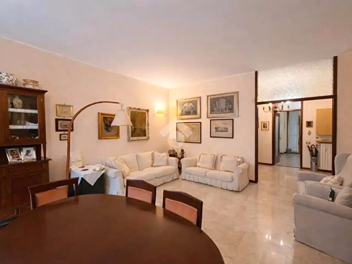 Appartamento trilocale in vendita in Via Bagatti Valsecchi, Varedo