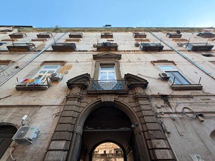 Appartamento trilocale in affitto in Via Pontenuovo, Tribunali, Napoli