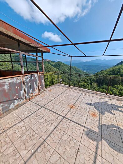 Casa con 8 locali in vendita in Fivizzano