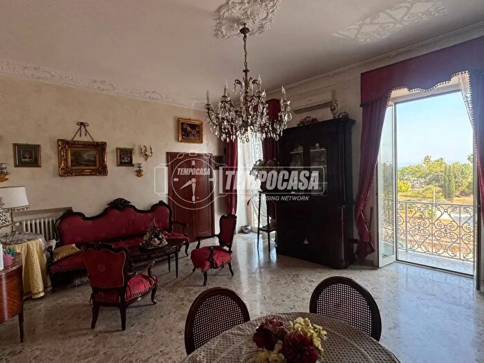 Appartamento con 6 locali in vendita in Napoli