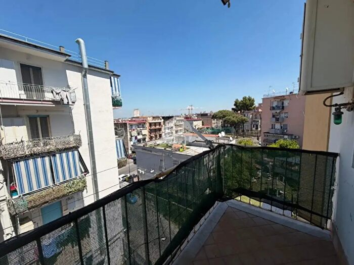 Appartamento trilocale in vendita in Via Luigi Volpicella, Napoli