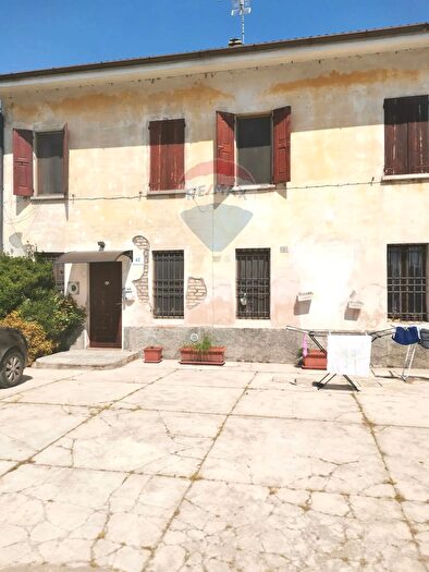 Casa con 5 locali in vendita in Via Loghino Gambetta, Ceresara