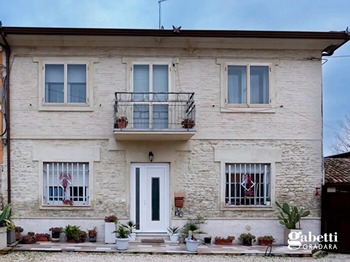 Casa con 8 locali in vendita in Gradara