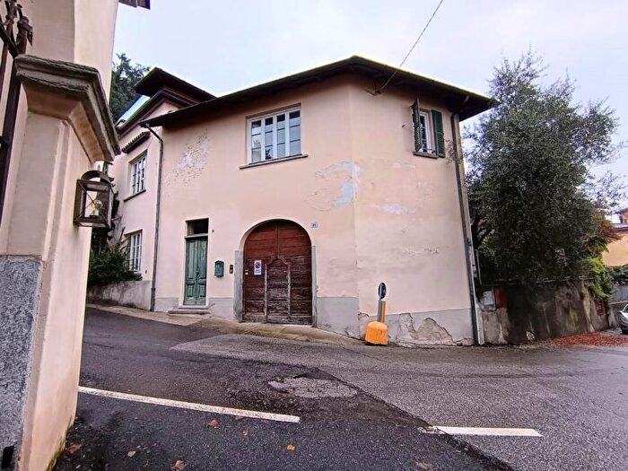 Casa con 15 locali in vendita in Via Indipendenza, Besozzo