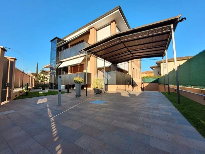 Casa con 5 locali in vendita in Via Giuliari, Verona