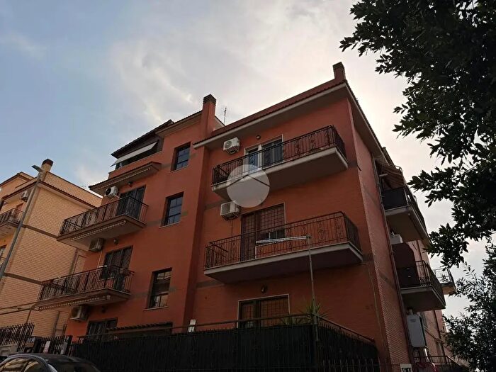 Appartamento trilocale in vendita in Via Pragelato, Roma
