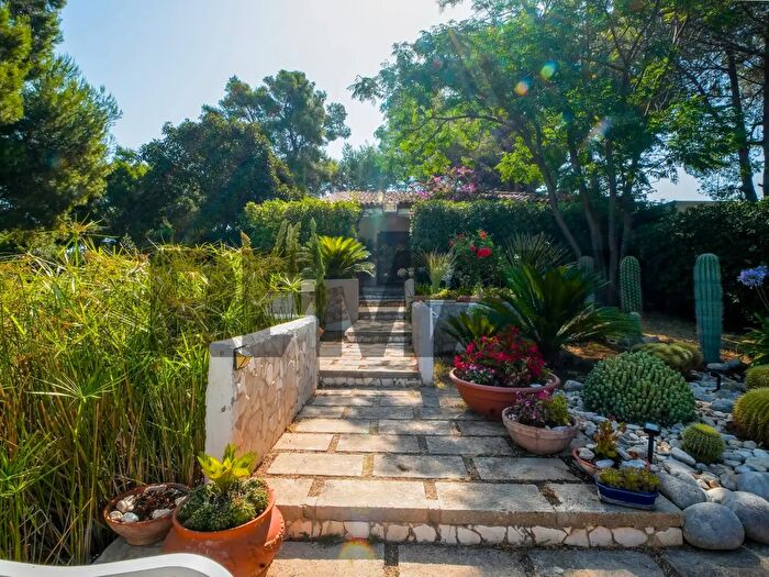 Casa con 10 locali in vendita in Bari