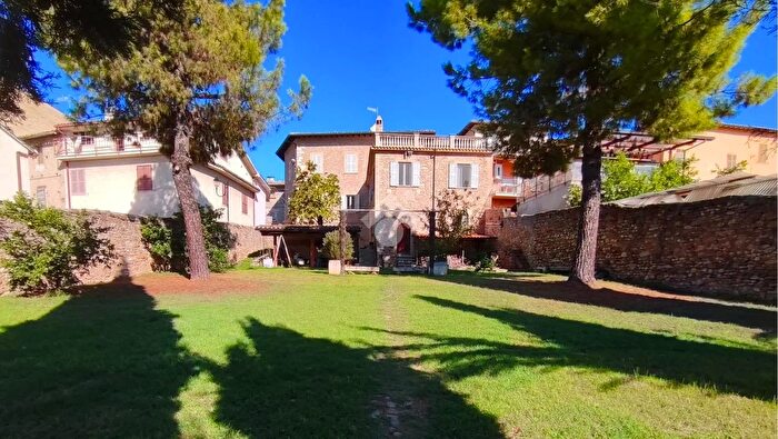 Casa con 15 locali in vendita in Via Ferdinando Cicconi, Colli Del Tronto