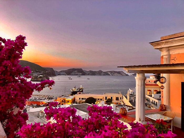 Casa con 6 locali in affitto in Centro, Ponza