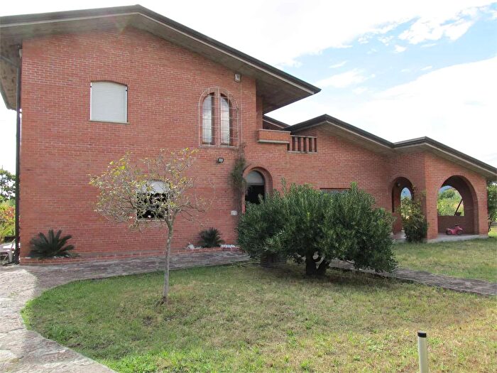 Casa con 8 locali in vendita in Luni