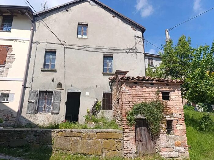Casa con 6 locali in vendita in Pellegrino Parmense