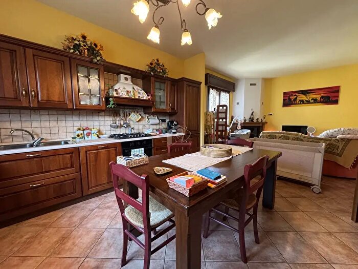 Casa con 6 locali in vendita in Suzzara