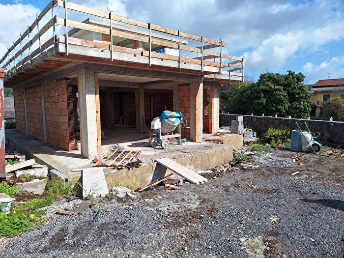 Appartamento con 5 locali in vendita in Via Francesco Crispi, Aci Bonaccorsi