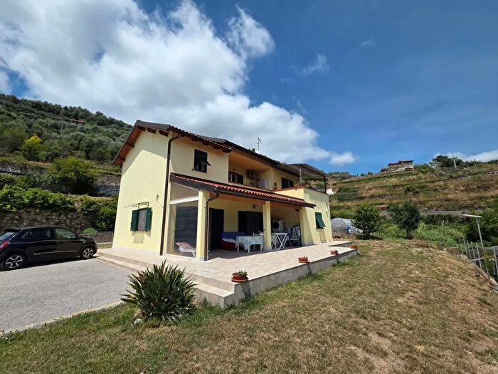 Casa con 8 locali in vendita in Vicolo San Bernardo Snc, Dolceacqua