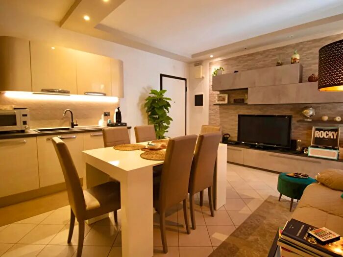Appartamento quadrilocale in vendita in Via Adriano Zarini, Prato