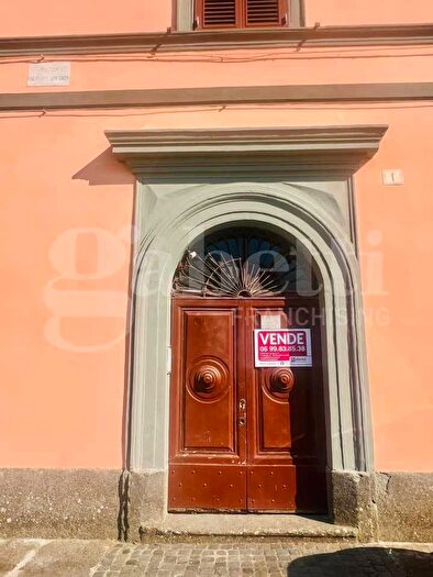 Casa con 10 locali in vendita in PZza Principe Amedeo, Oriolo Romano