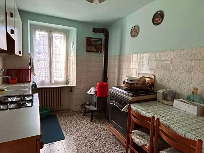 Casa con 7 locali in vendita in Fabbrica Curone