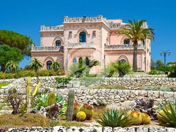 Casa con 6 locali in vendita in Noto