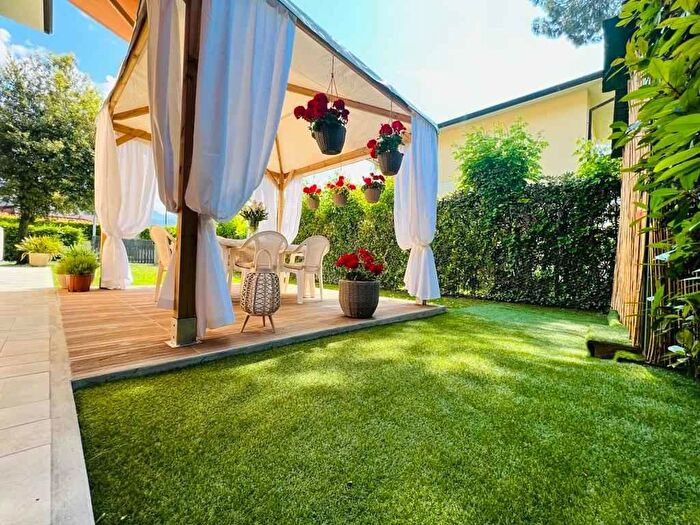 Casa con 6 locali in affitto in Via San Camillo, Forte Dei Marmi