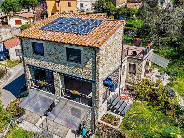 Casa con 12 locali in vendita in Via del Greppo Snc, Manciano