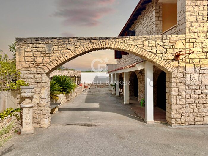 Casa con 5 locali in vendita in Contrada Abbondanza Viale delle Mimose Sn, Andria