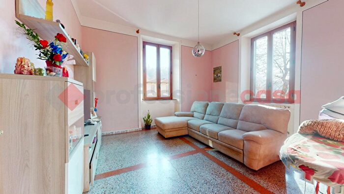 Casa con 8 locali in vendita in Piazza della Stazione Mologno, Barga
