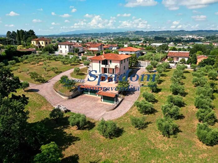 Casa con 20 locali in vendita in Via Aldo Moro, Uzzano