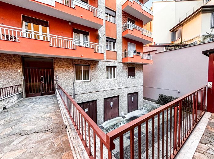 Appartamento trilocale in vendita in Via Giovanni Battista Pergolesi, Milano