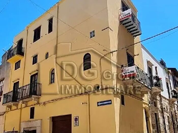 Casa con 7 locali in vendita in Alcamo
