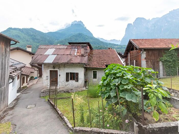 Casa con 12 locali in vendita in Frazione Toccol, Agordo