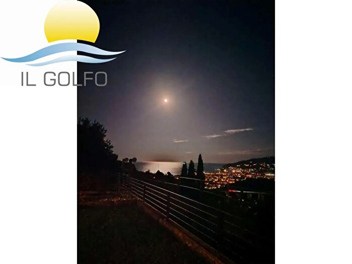 Appartamento trilocale in vendita in Via Monade, Diano Castello