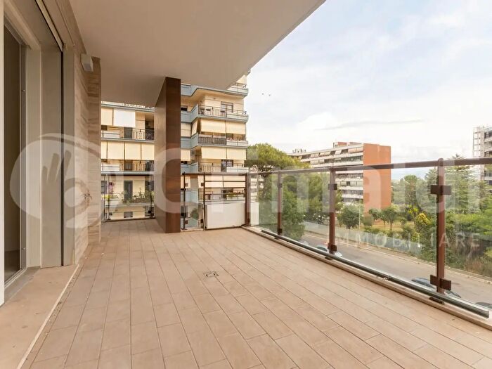 Appartamento trilocale in vendita in Via Mar della Cina, Roma