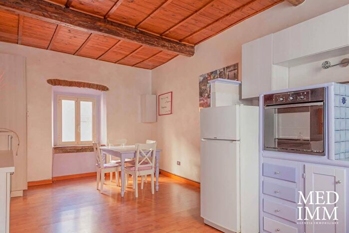 Appartamento con 6 locali in vendita in Via della Parrocchia, Viterbo