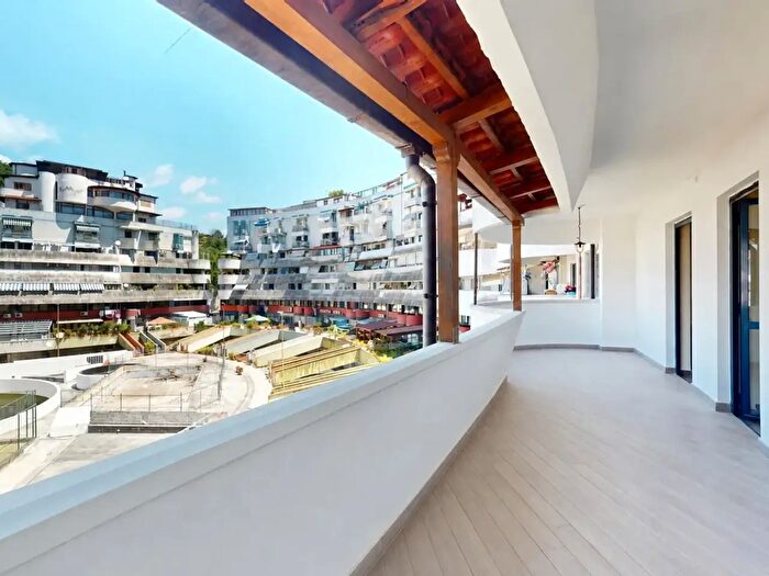 Appartamento con 5 locali in vendita in Via Nicola Nicolini, Napoli