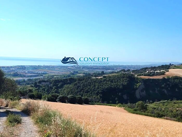 Casa con 8 locali in vendita in Via Colle San Martino Snc, Martinsicuro