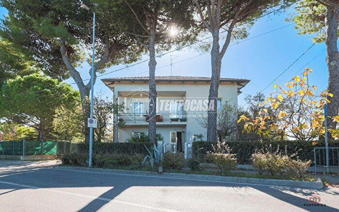 Casa con 8 locali in vendita in Via Caprera, Riccione