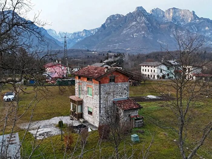 Casa quadrilocale in vendita in Via Traversa Agordina, Sedico