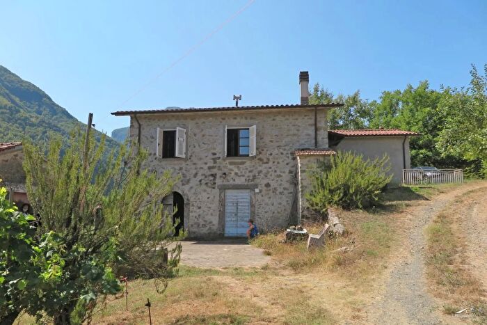 Casa con 5 locali in vendita in Fivizzano